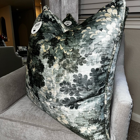 1-NWT CALLISTO HOME VELVET FLORAL DESIGN DECORATIVE PILLOW - Picture 8 of 13